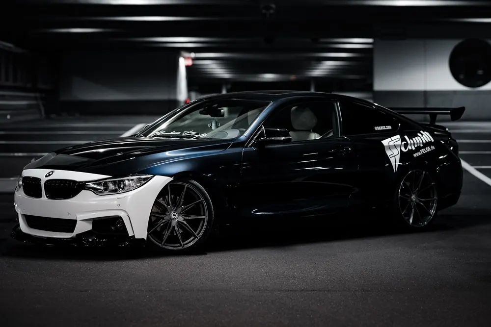 Weißer BMW mit schwarzer Folierung im Parkhaus