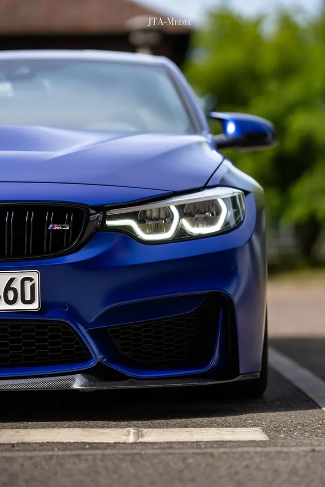 Scheinwerferdetail eines blauen BMW