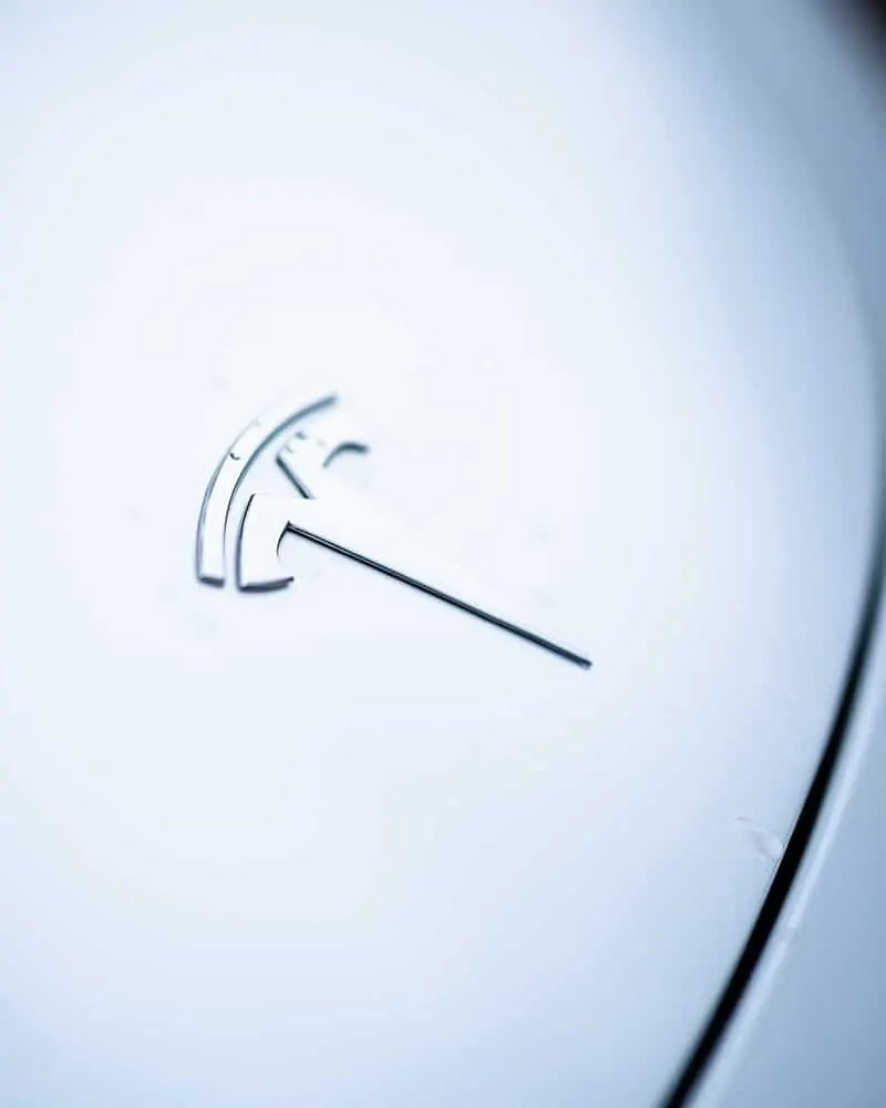 Emblem-Detail auf weißem Fahrzeuglack