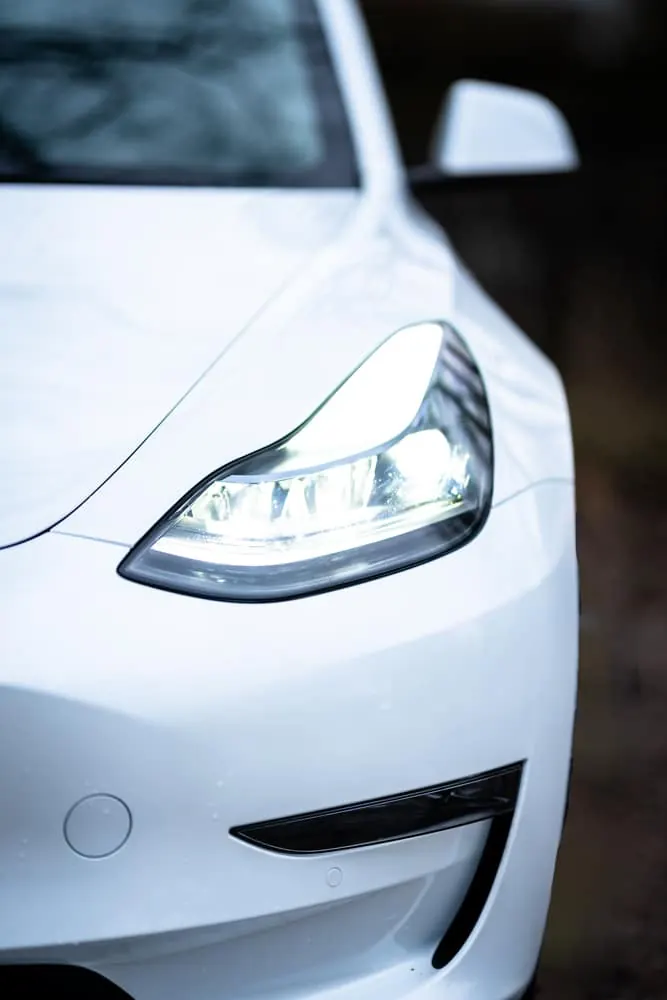 Frontscheinwerfer eines weißen Tesla