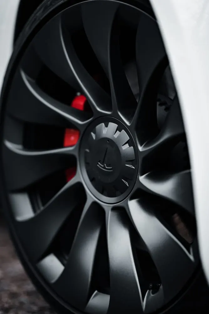 Felgendetail eines Tesla in Nahaufnahme