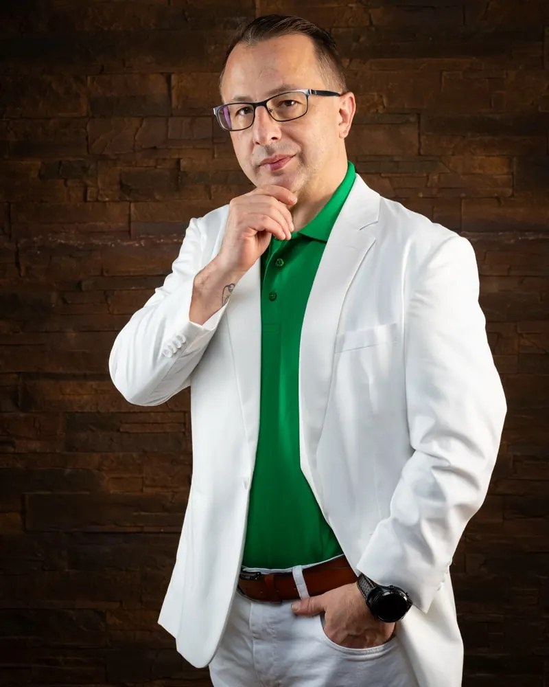 Business Portrait: Mann im weißen Sakko mit grünem Hemd