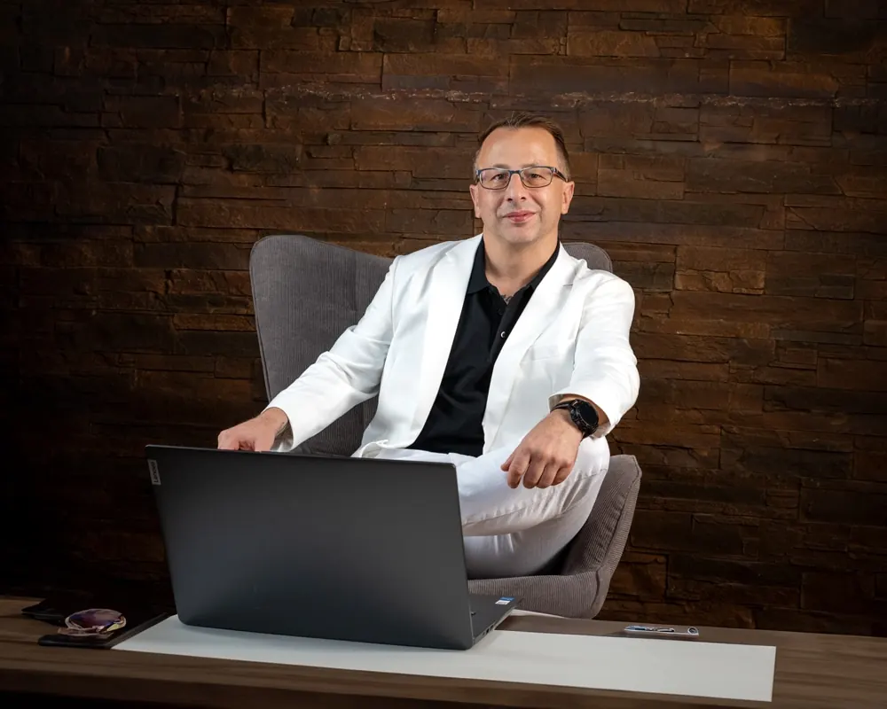 Selbstbewusstes Business Portrait vor dunklem Hintergrund