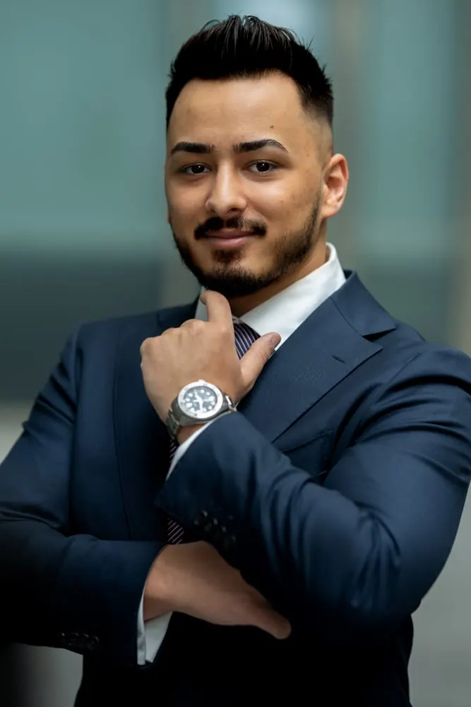 Business Portrait: Mann im dunkelblauen Anzug mit Uhr