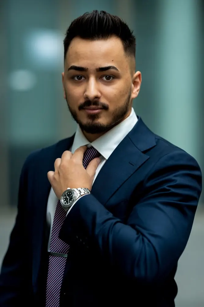 Business Portrait eines Mannes im dunkelblauen Anzug