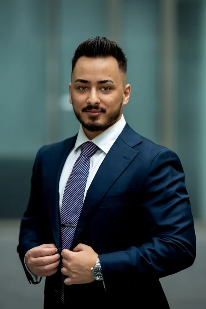 Business Portrait mit Krawatte vor grünem Hintergrund