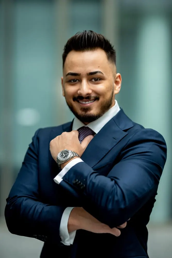 Freundliches Business Portrait im Anzug