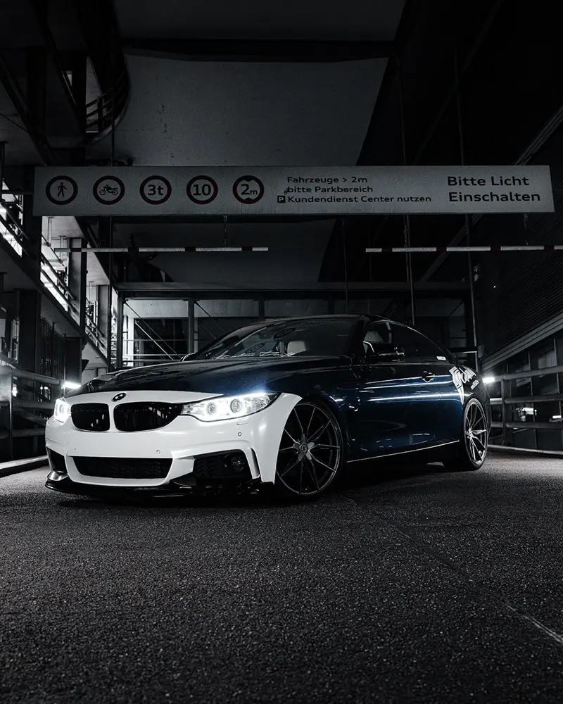 Weißer BMW frontal in einer Tiefgarage