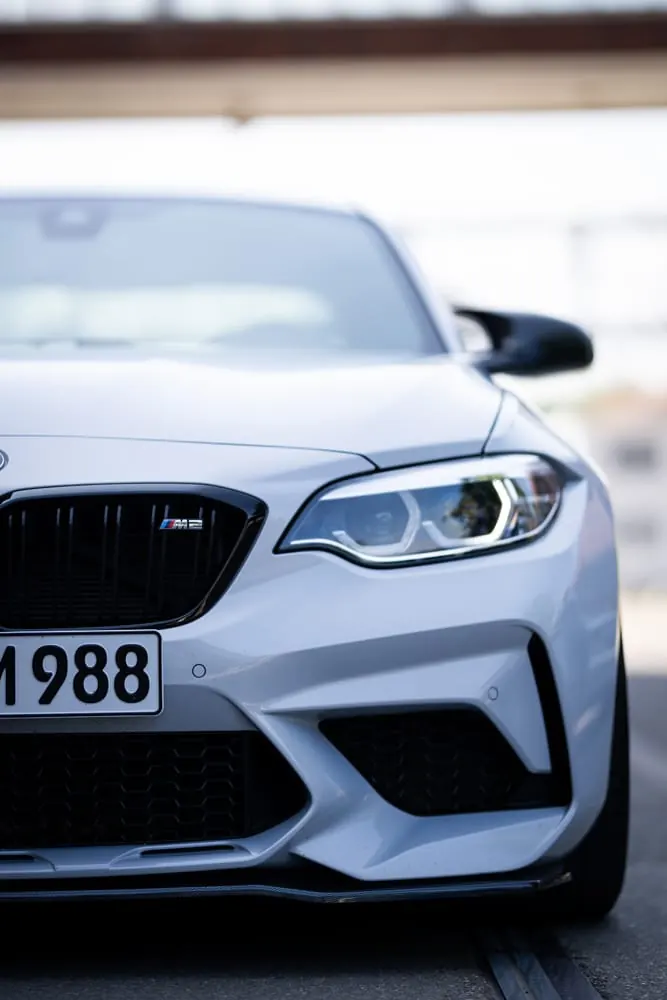 Frontpartie eines hellblauen BMW M2