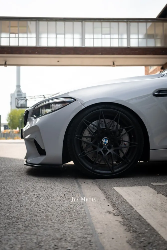 Grauer BMW M2 in seitlicher Ansicht