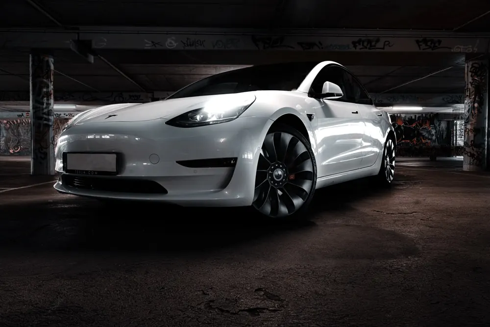 Weißes Tesla Model 3 im dunklen Studio
