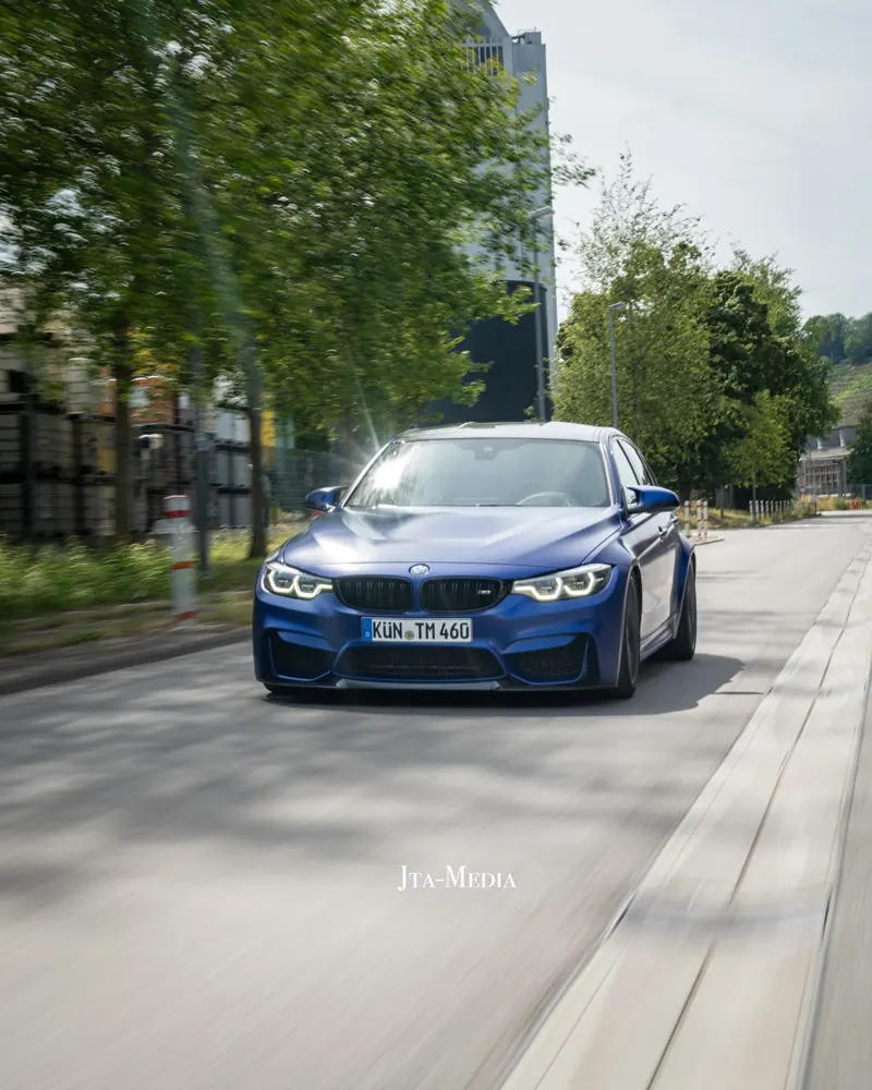 Blauer BMW M4 frontal auf der Straße