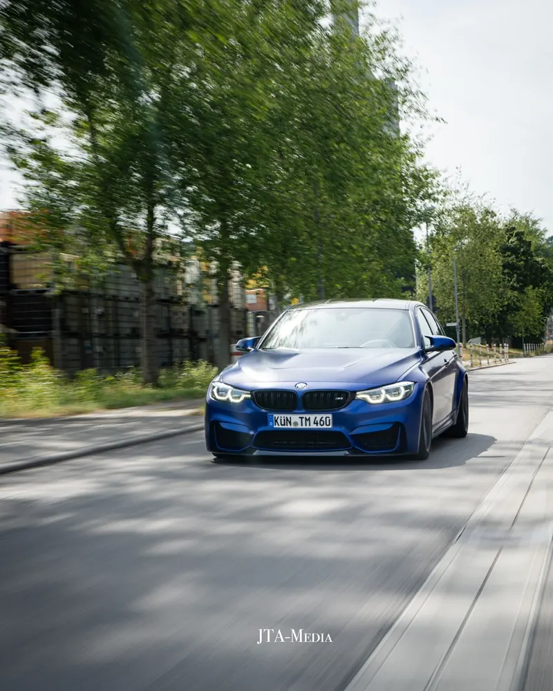 Blauer BMW M4 in städtischer Umgebung