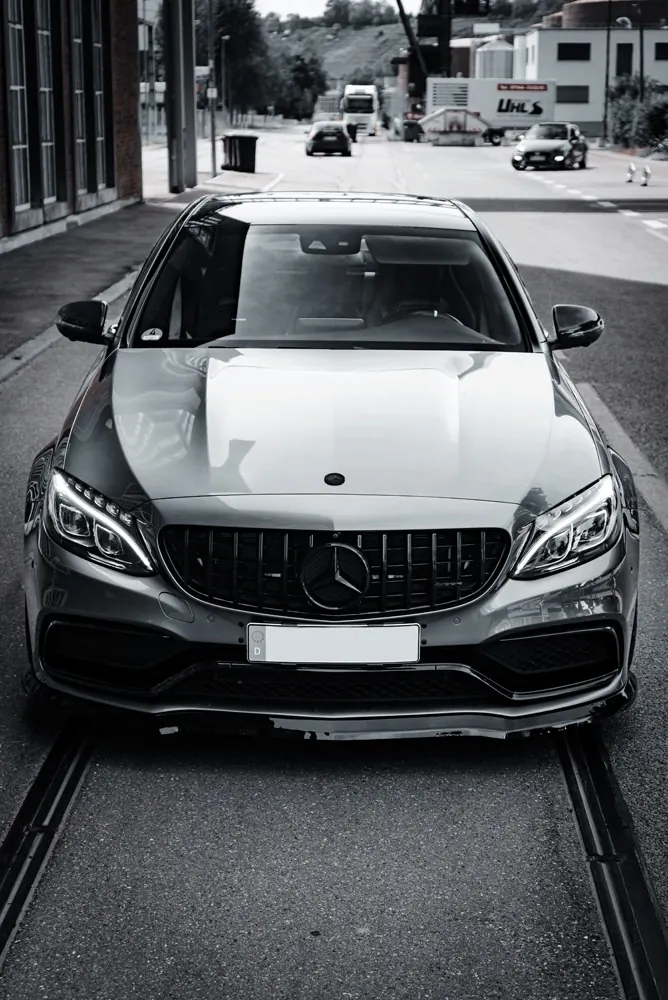 Mercedes-AMG C63 auf Bahngleisen
