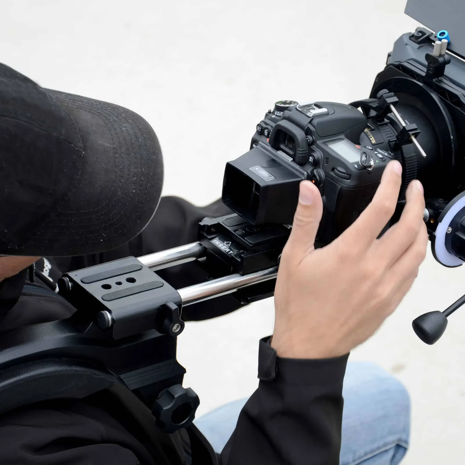 Professionelle Videokamera in Nahaufnahme am Set