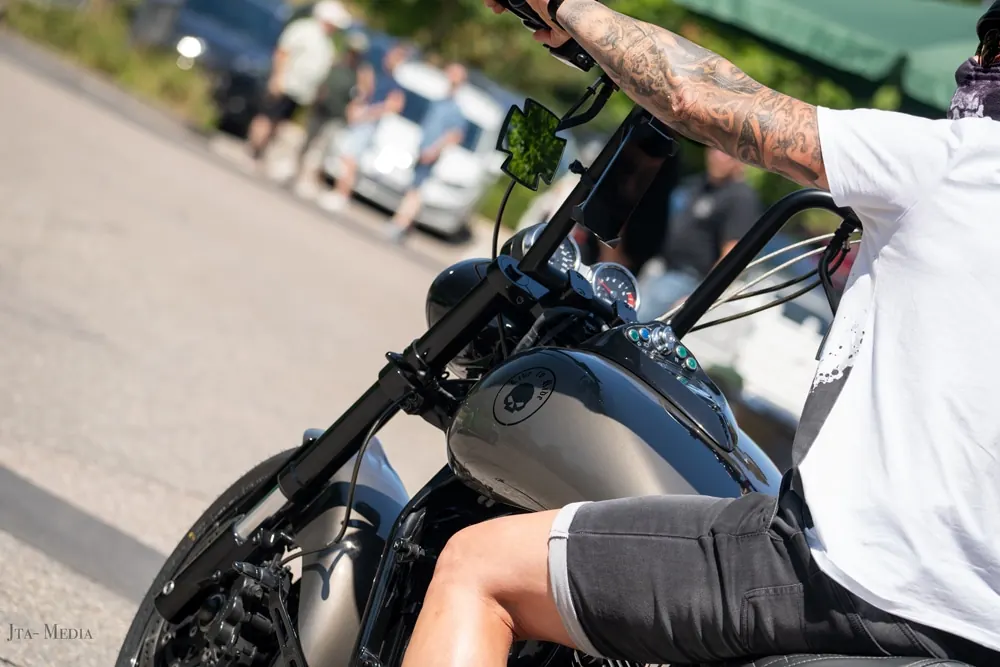 Motorradfahrer in sommerlicher Ausfahrt