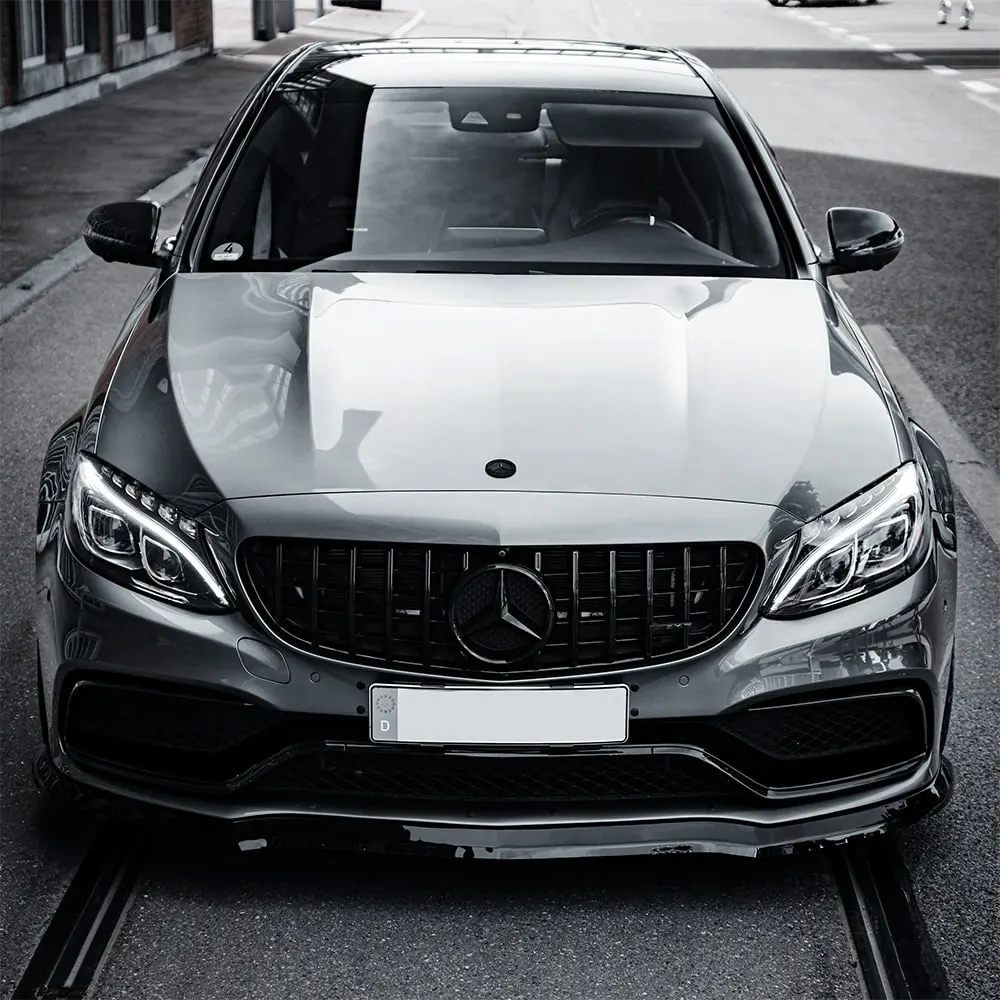 Mercedes-AMG Frontansicht in dunkler Lichtstimmung