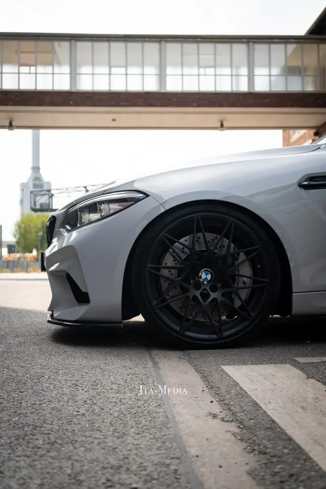 Grauer BMW M2 vor Industriekulisse