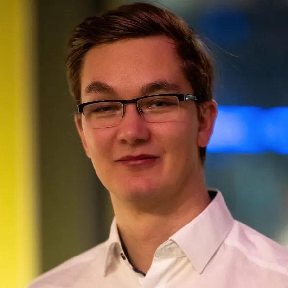 Portrait eines jungen Mannes mit Brille im Büro